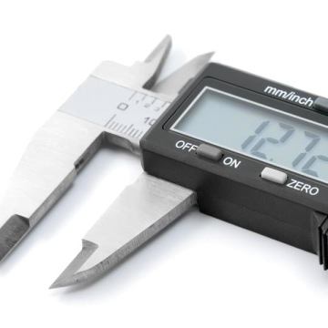 Cyfrowa suwmiarka elektroniczna do precyzyjnych pomiarów, metalowe szczęki, wyświetlacz LCD z odczytem w mm i calach.