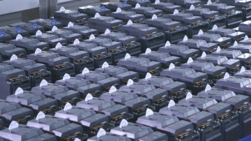 Rzędy falowników przemysłowych ułożonych na linii produkcyjnej lub testowej, przygotowane do dalszego montażu lub kontroli jakości.