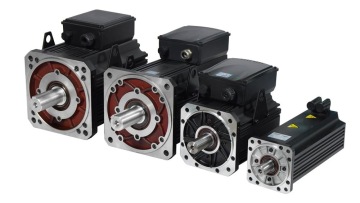 Energooszczędne serwomotory Haitian o różnych rozmiarach, z metalowymi obudowami i wystającymi wałami napędowymi.