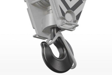 Metalowy hak dźwigu przemysłowego do podnoszenia ładunków.