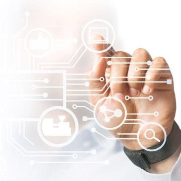 Dłoń obsługująca wirtualny interfejs technologiczny z ikonami cyfrowymi.