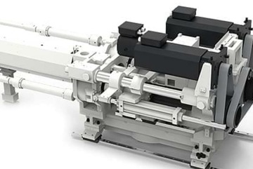 Wtryskarka do przetwórstwa tworzyw sztucznych w widoku 3D z widocznymi elementami konstrukcyjnymi w kolorze białym i czarnym.