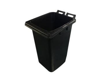 Wysoki, czarny plastikowy kosz na odpady, bez pokrywy, na białym tle, widok z góry pod lekkim kątem.