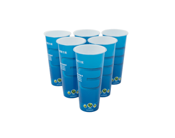 Zestaw niebieskich jednorazowych kubków plastikowych ustawionych w grupie, z nadrukiem informacyjnym na ściankach.