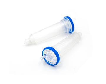 Dwa przezroczyste cylindryczne filtry strzykawkowe z niebieskimi pierścieniami, ułożone na białym tle.