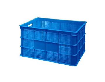 Niebieska plastikowa skrzynka transportowa z perforowanymi ściankami i dnem, wyposażona w uchwyt na jednym z krótszych boków.