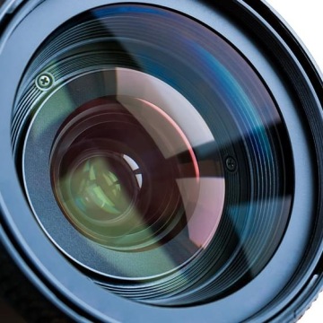 Zbliżenie na obiektyw aparatu fotograficznego.