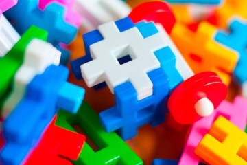 Zbliżenie na kolorowe plastikowe klocki.
