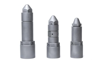 Trzy metalowe dysze wtryskowe o różnych wysokościach ze stożkowymi końcówkami i segmentowymi korpusami, ustawione pionowo na białym tle.