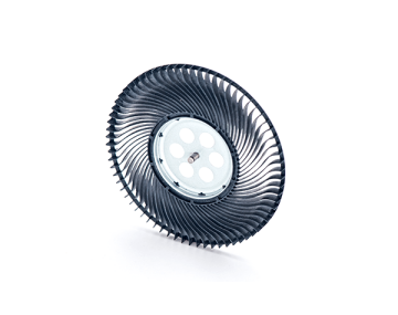 Metalowy wirnik z promieniście ułożonymi łopatkami, element wentylatora lub turbiny, widok produktowy na białym tle.