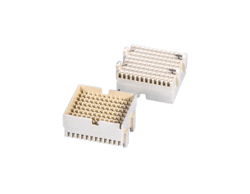 Dwa precyzyjne złącza elektryczne z tworzywa sztucznego z gęstym układem pinów, prezentowane na jasnym tle.