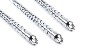Trzy chromowane ślimaki do wtryskarek ze spiralnym gwintem i stożkowymi końcówkami, ułożone równolegle na białym tle.