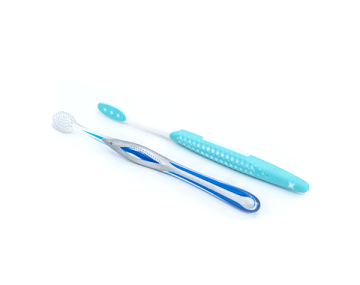 Dwie szczoteczki do zębów w kolorach biało-niebieskim i turkusowym, ułożone na białym tle.